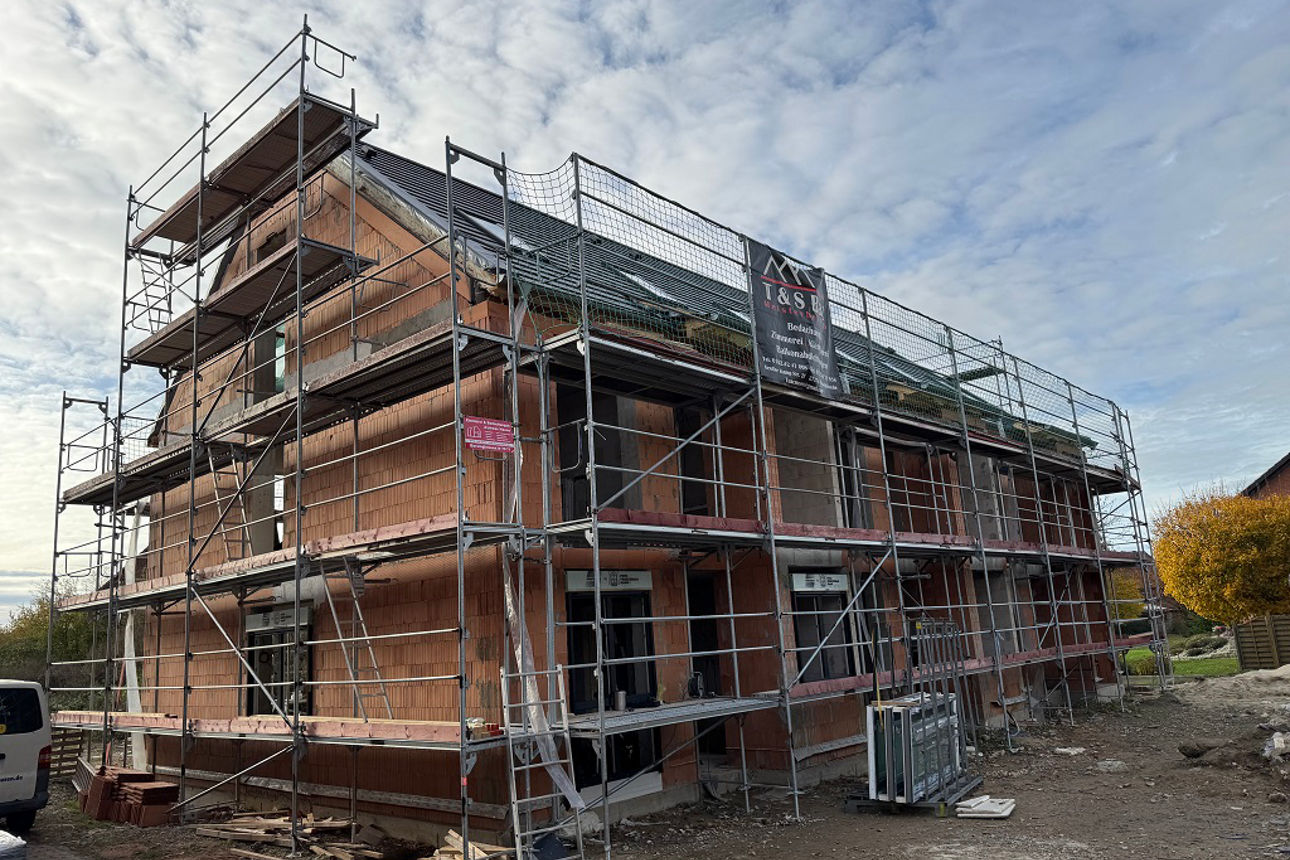seitliche Ansicht des Neubaus mit Gerüst