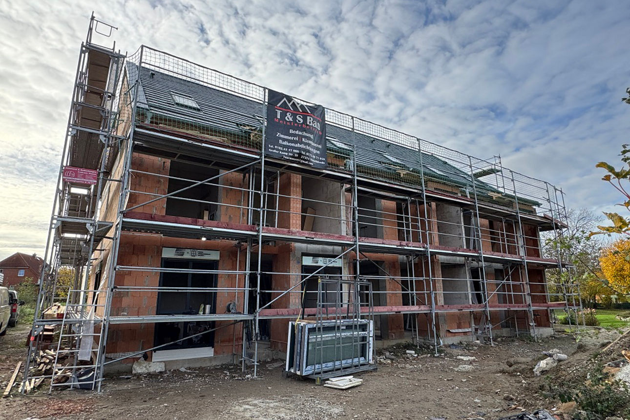 Rückansicht des Neubaus mit Gerüst