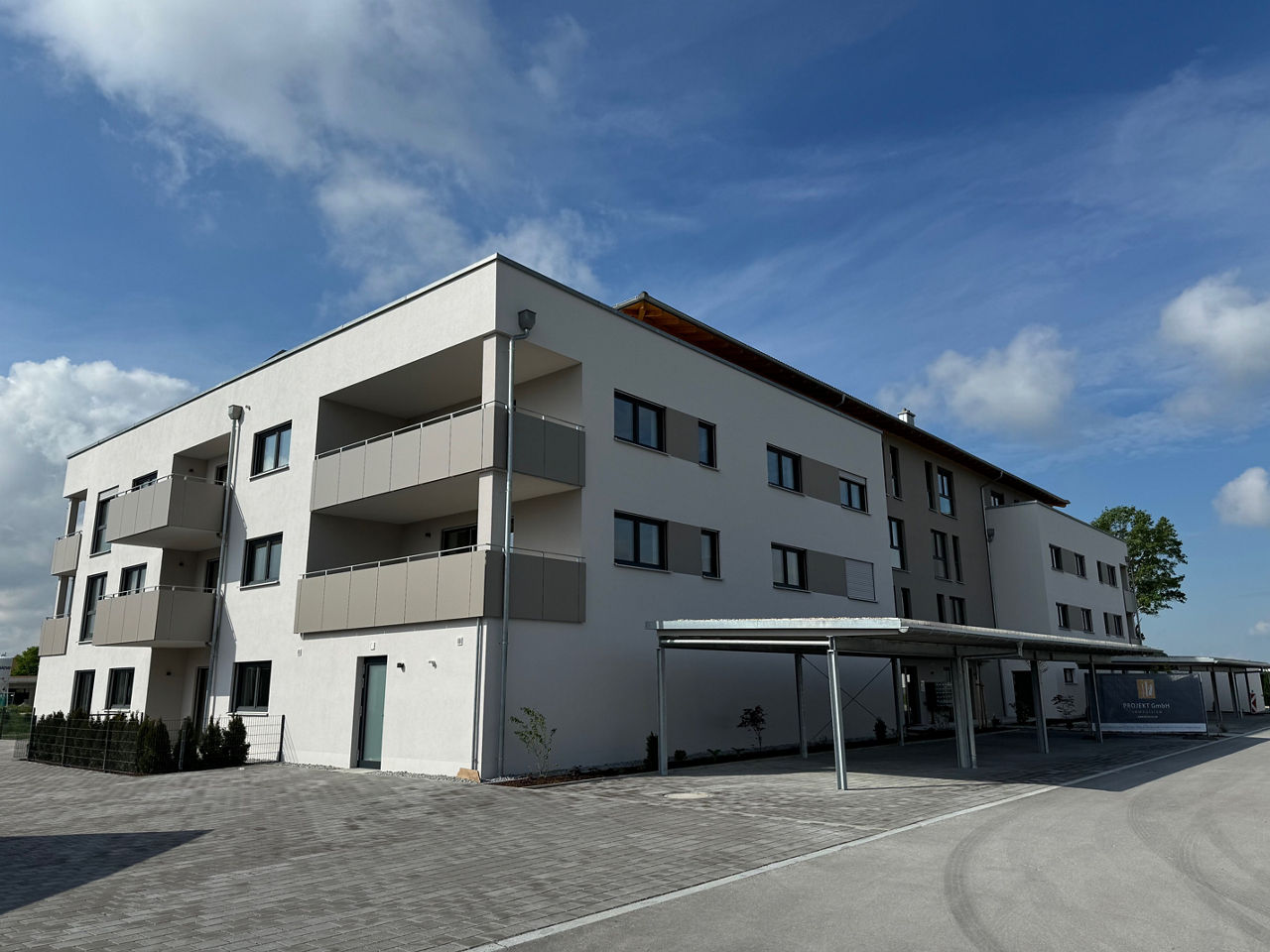 Mehrfamilienhaus mit blauem Himmel im Hintergrund