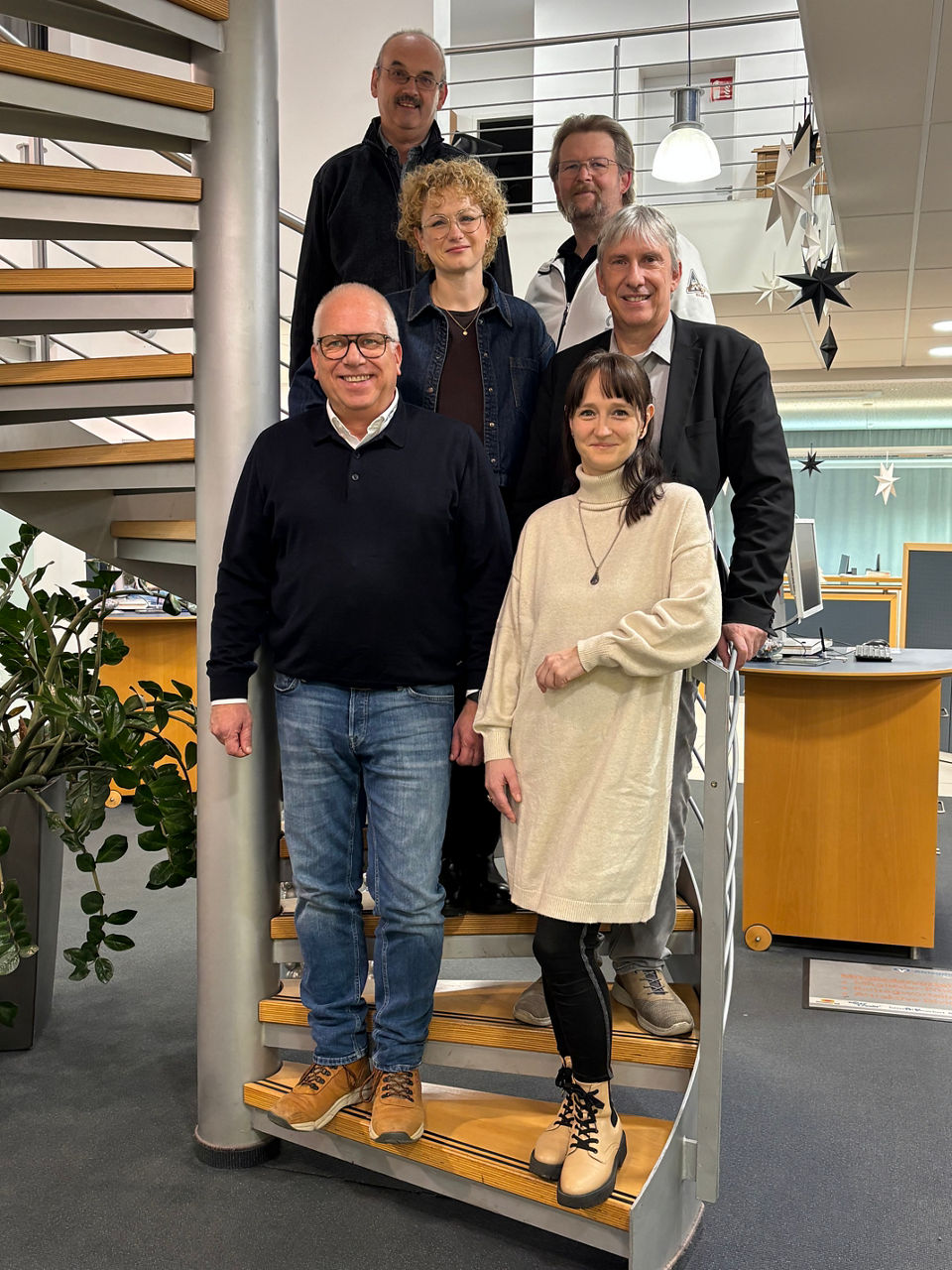 Eine Gruppe von Menschen steht auf einer Treppe