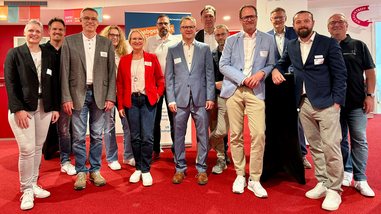 Die Referentinnen und Referenten der Immobilien-Messe gemeinsam mit Verstand Alexander Schuste | © Foto: VR Bank Kitzingen eG