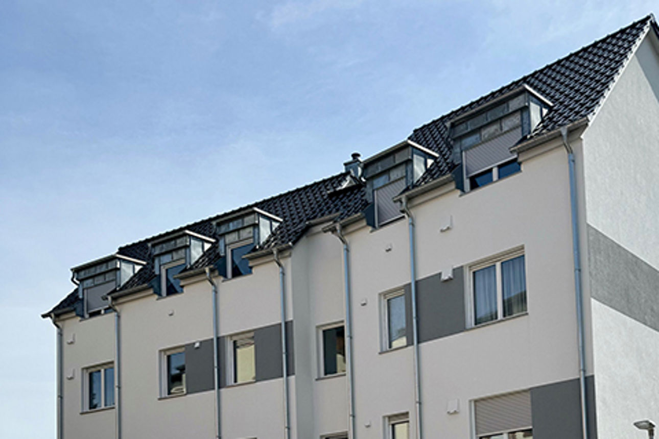 Vollständiger Wohnblock mit Dach von der Seite gesehen