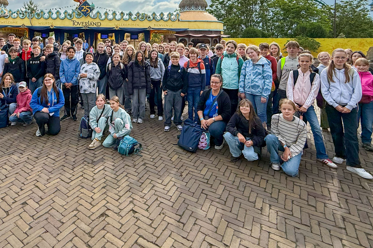 Große Kindergruppe vor dem Eingang des Toverland in den Niederlanden