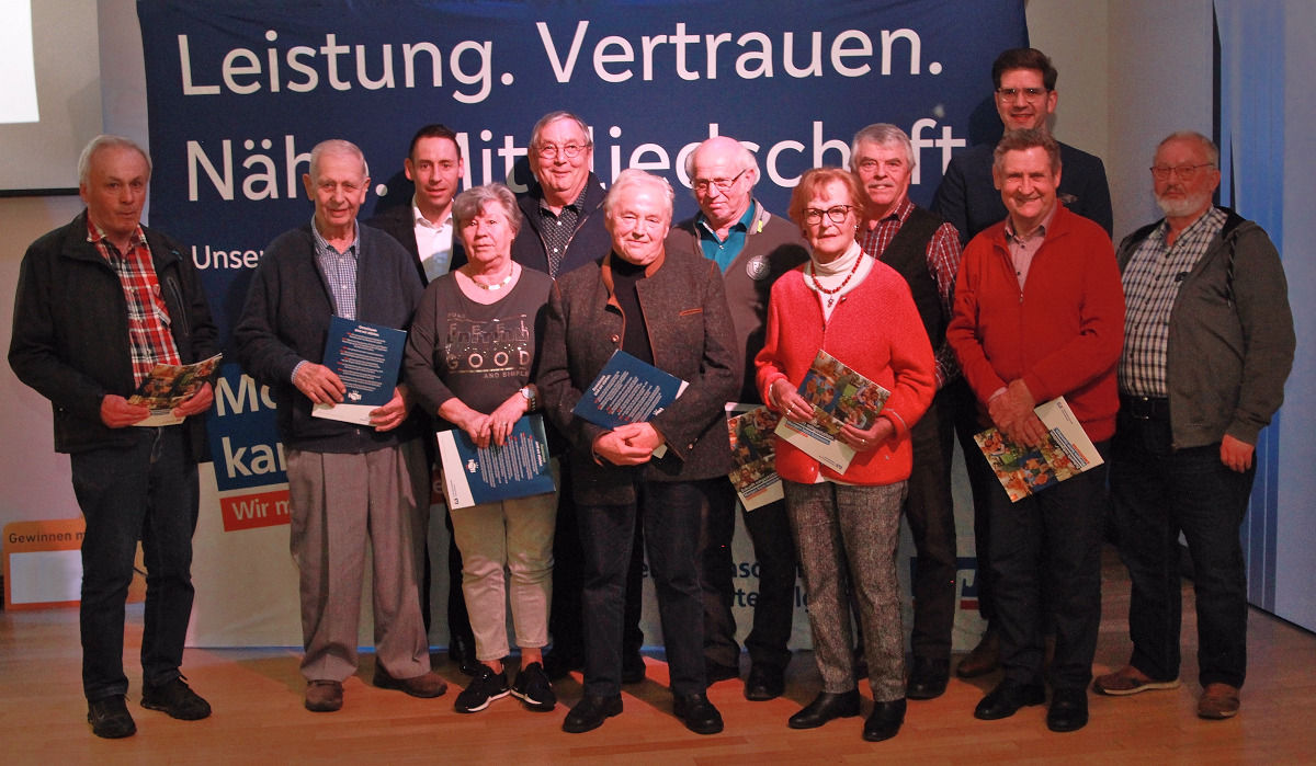 Kunden stehen mit Mappe nebeneinander vor einer Leinwand