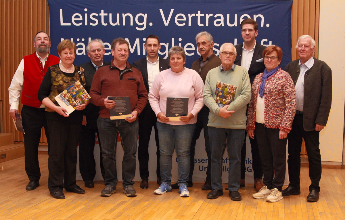 Kunden stehen mit Mappe nebeneinander vor einer Leinwand