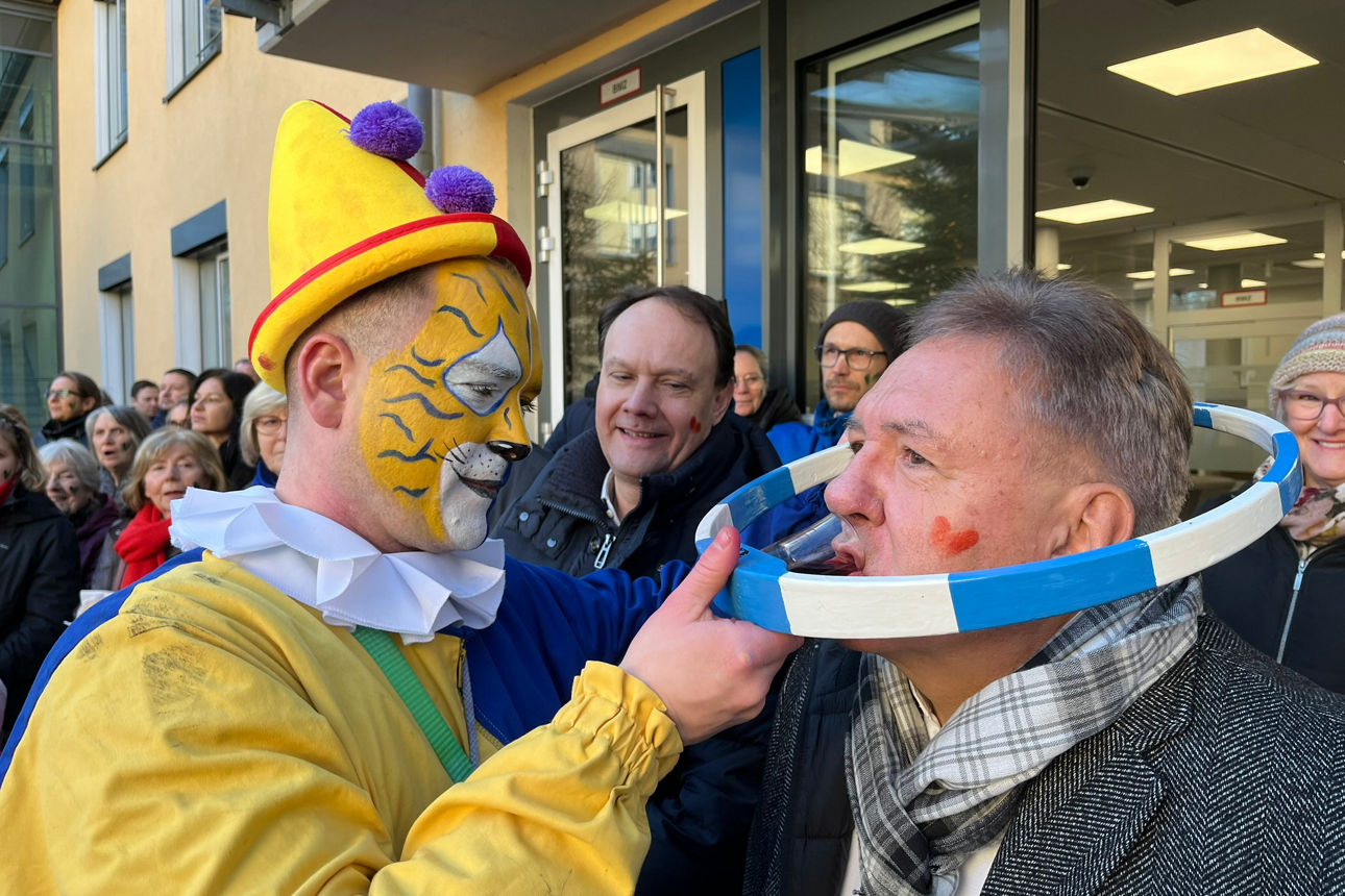 Kasperl gibt Vorstand einen Schnaps nach Reifenschwung