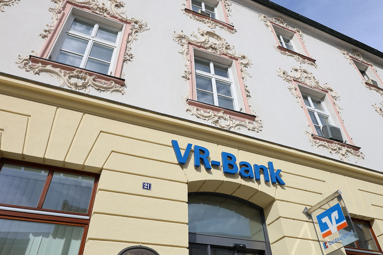 Ein Kind auf einer Wiese mit Alpakas