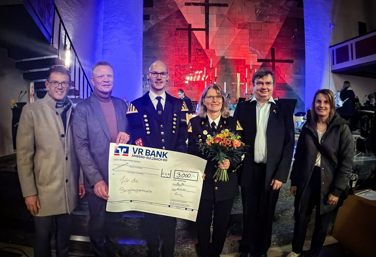 Spendenübergabe beim VR Bank Benefizkonzert 2025