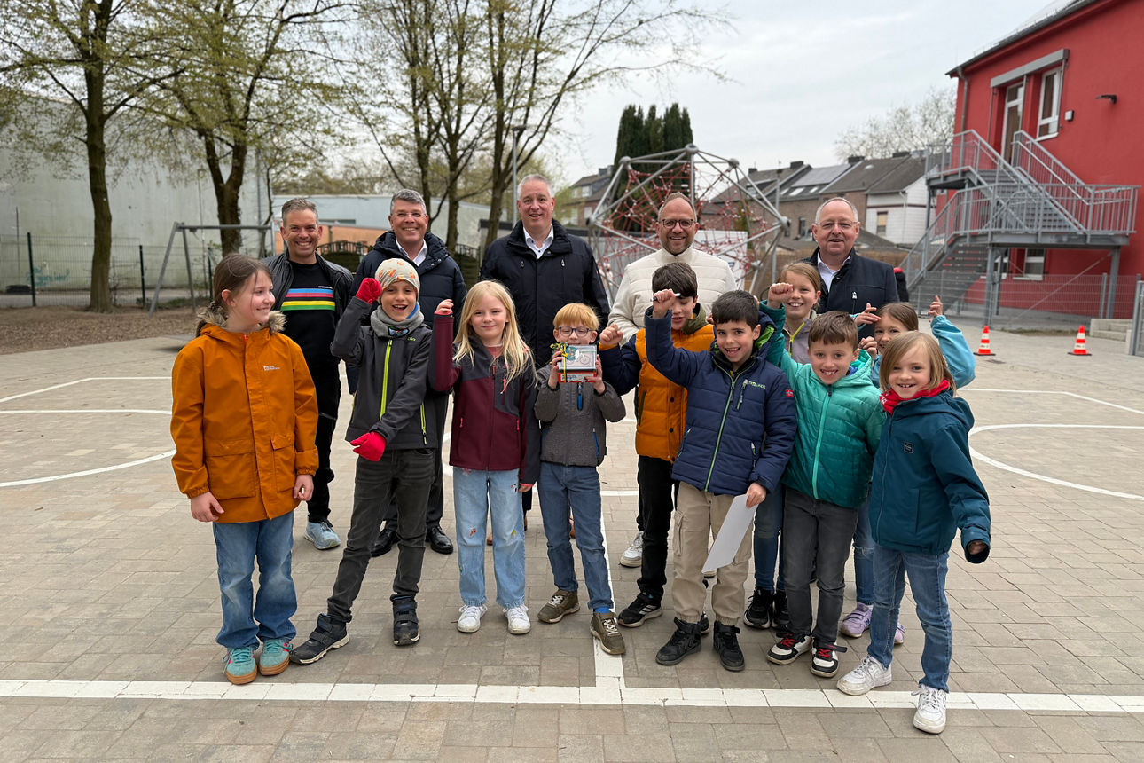 v.l.n.r.: Holger Sievers, Christof Klein, Frank Lüder, Roger Nießen, Siegfried Braun und Kinder der Sebastianusschule.