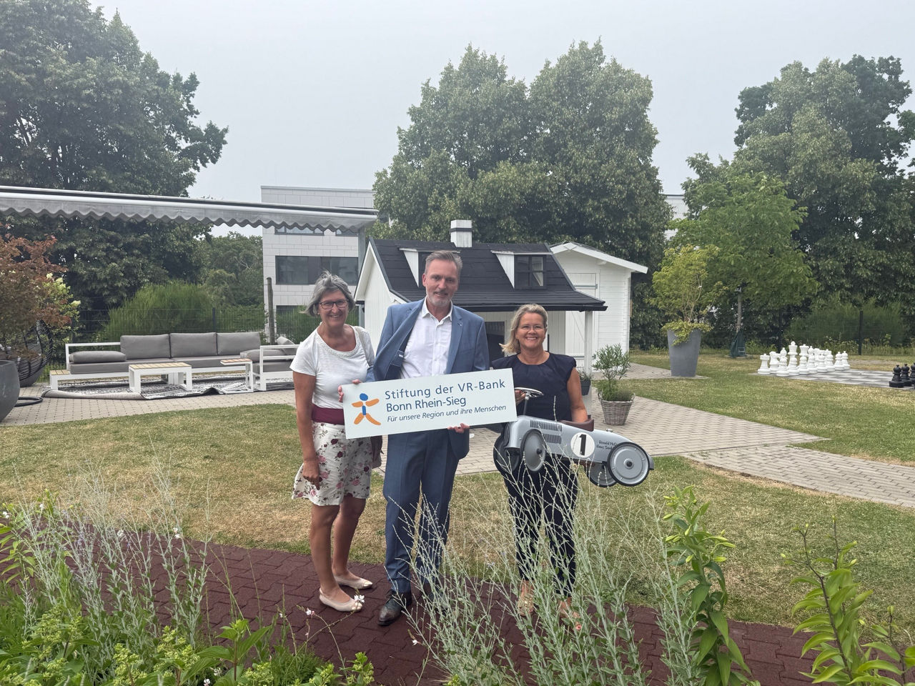 Freuten sich über die erfolgreiche Umsetzung des Spielerlebnisplatzes am Ronald McDonald Haus Sankt Augustin: Andrea Schrahe, Ansprechpartnerin der Stiftung der VR-Bank Bonn Rhein-Sieg, Holger Hürten, Vorsitzender des Stiftungsvorstands sowie Sabine Dawabi, Leiterin des Ronald McDonald Hauses Sankt Augustin