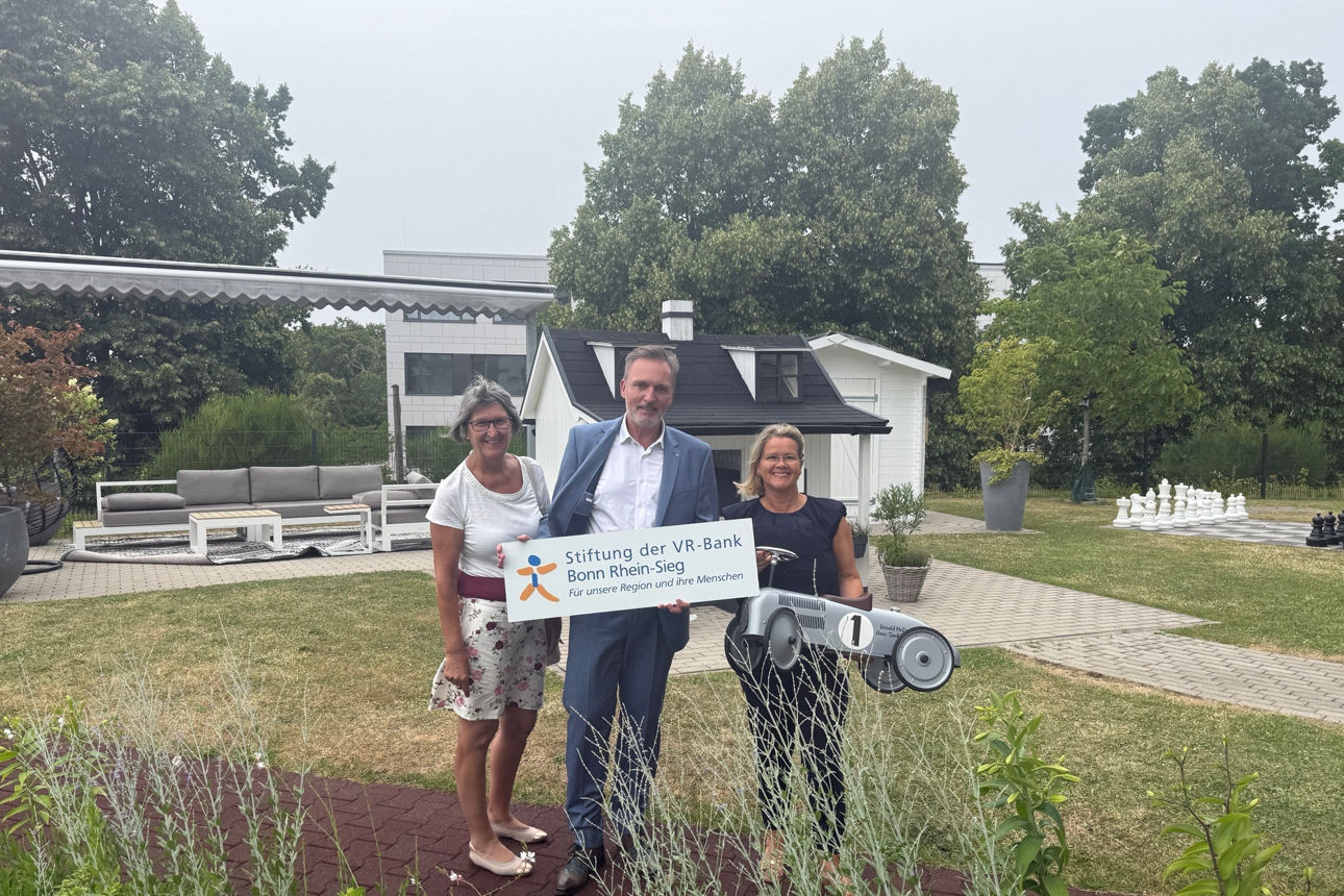 Freuten sich über die erfolgreiche Umsetzung des Spielerlebnisplatzes am Ronald McDonald Haus Sankt Augustin: Andrea Schrahe, Ansprechpartnerin der Stiftung der VR-Bank Bonn Rhein-Sieg, Holger Hürten, Vorsitzender des Stiftungsvorstands sowie Sabine Dawabi, Leiterin des Ronald McDonald Hauses Sankt Augustin