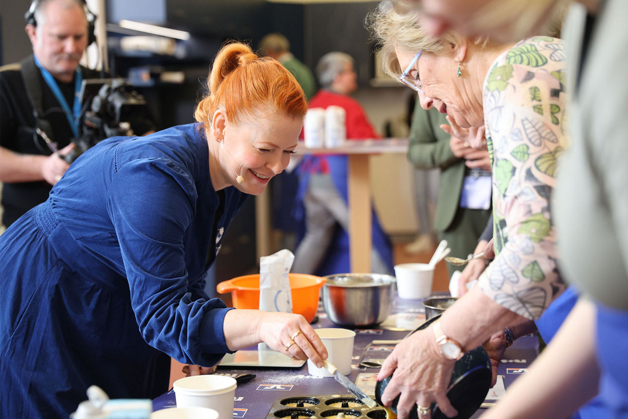 Frauen beim gemeinsamen backen
