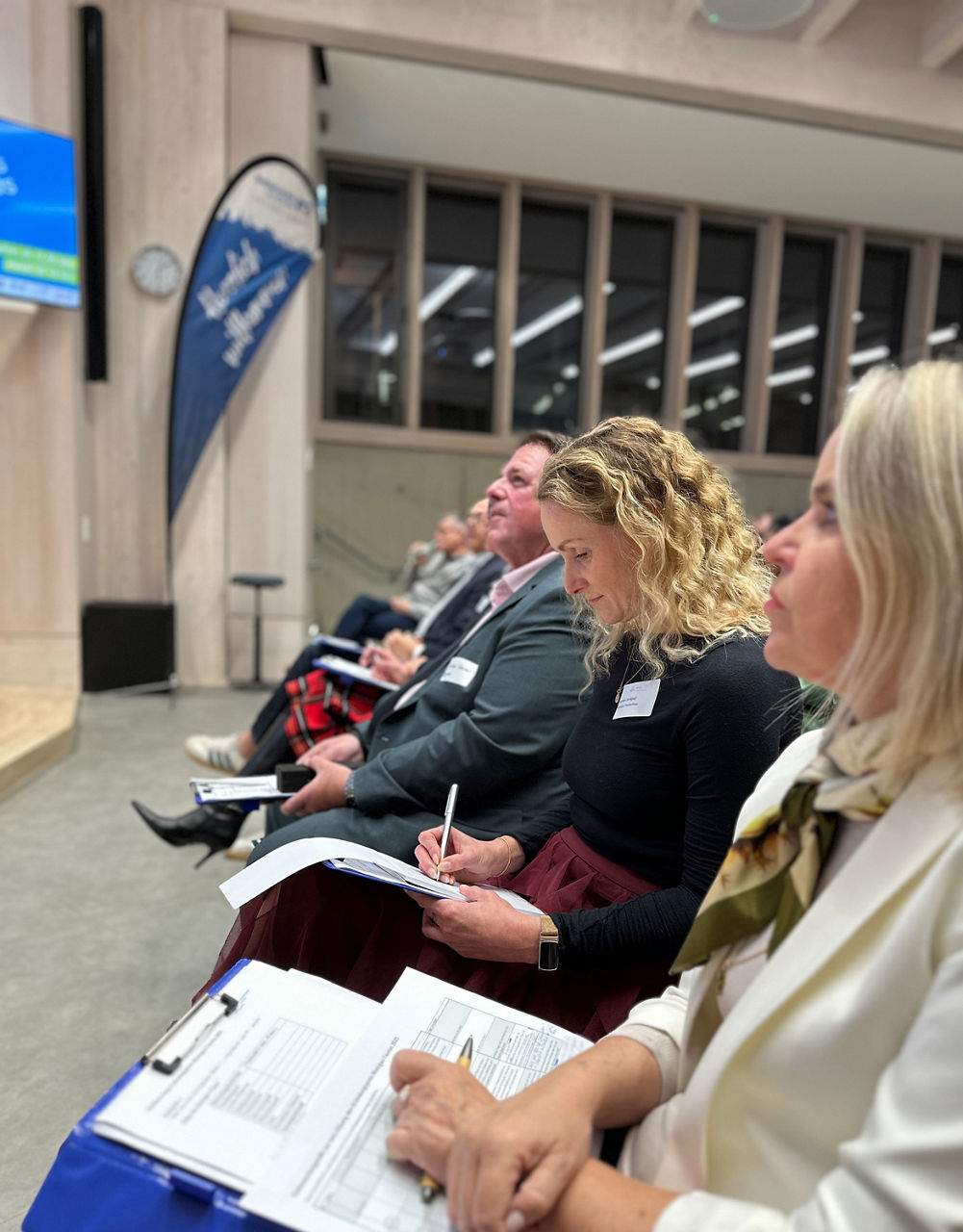 Mix aus Publikum und Jury des Gründungspreis Rheingau-Taunus