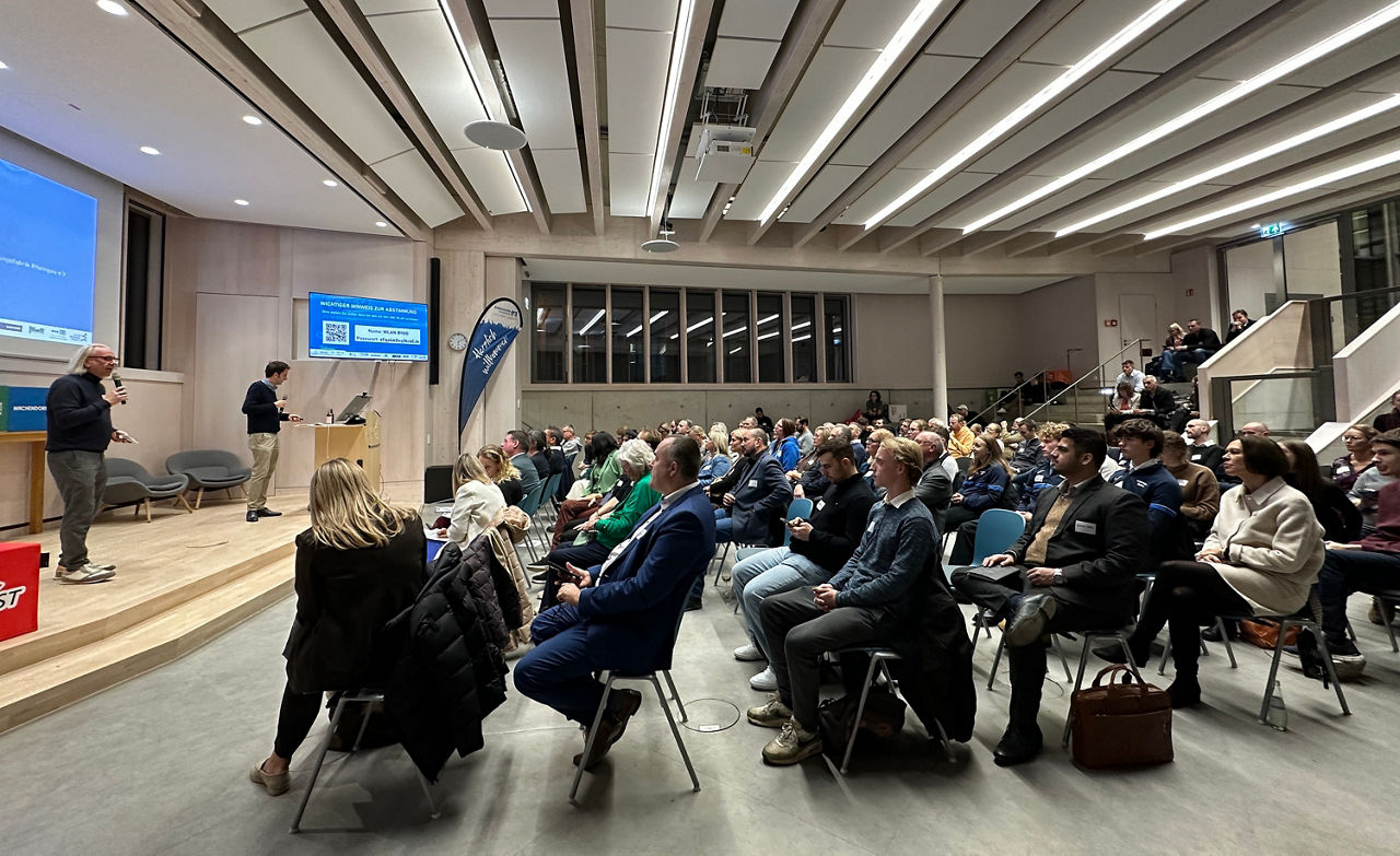 Gruppenbild der Preisverleihung in der Kategorie „Beste Gründung aus dem Rheingau-Taunus-Kreis“ mit Sandro Zehner