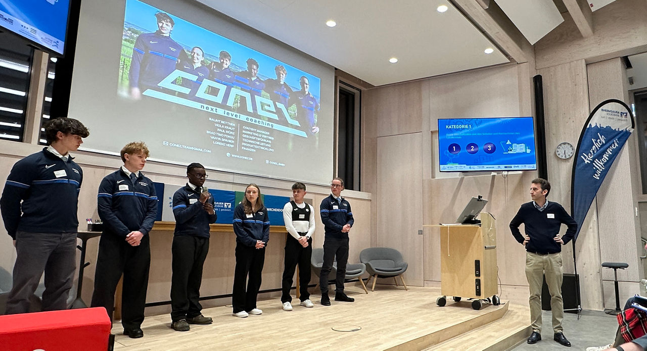 Gruppenbild der Preisverleihung in der Kategorie „Beste Gründung aus dem Rheingau-Taunus-Kreis“ mit Sandro Zehner