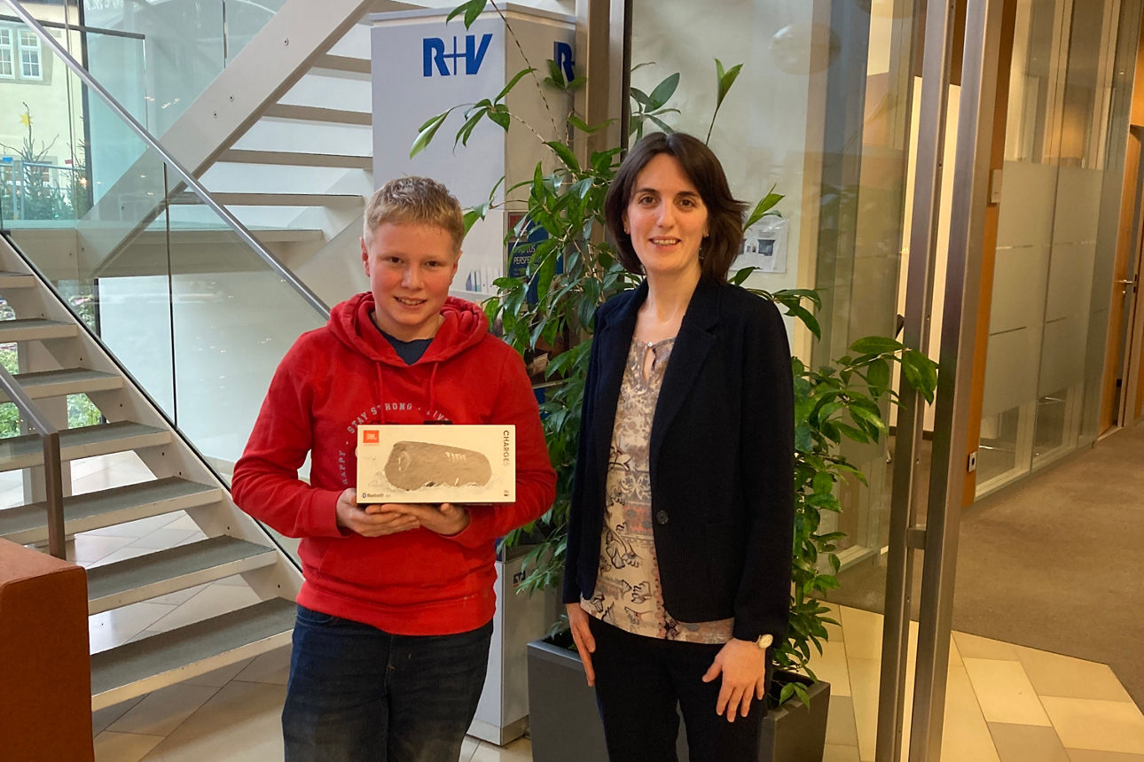 Jan Schwab und Ausbildungsleiterin Christine Wenger bei der Übergabe der JBL Music Box