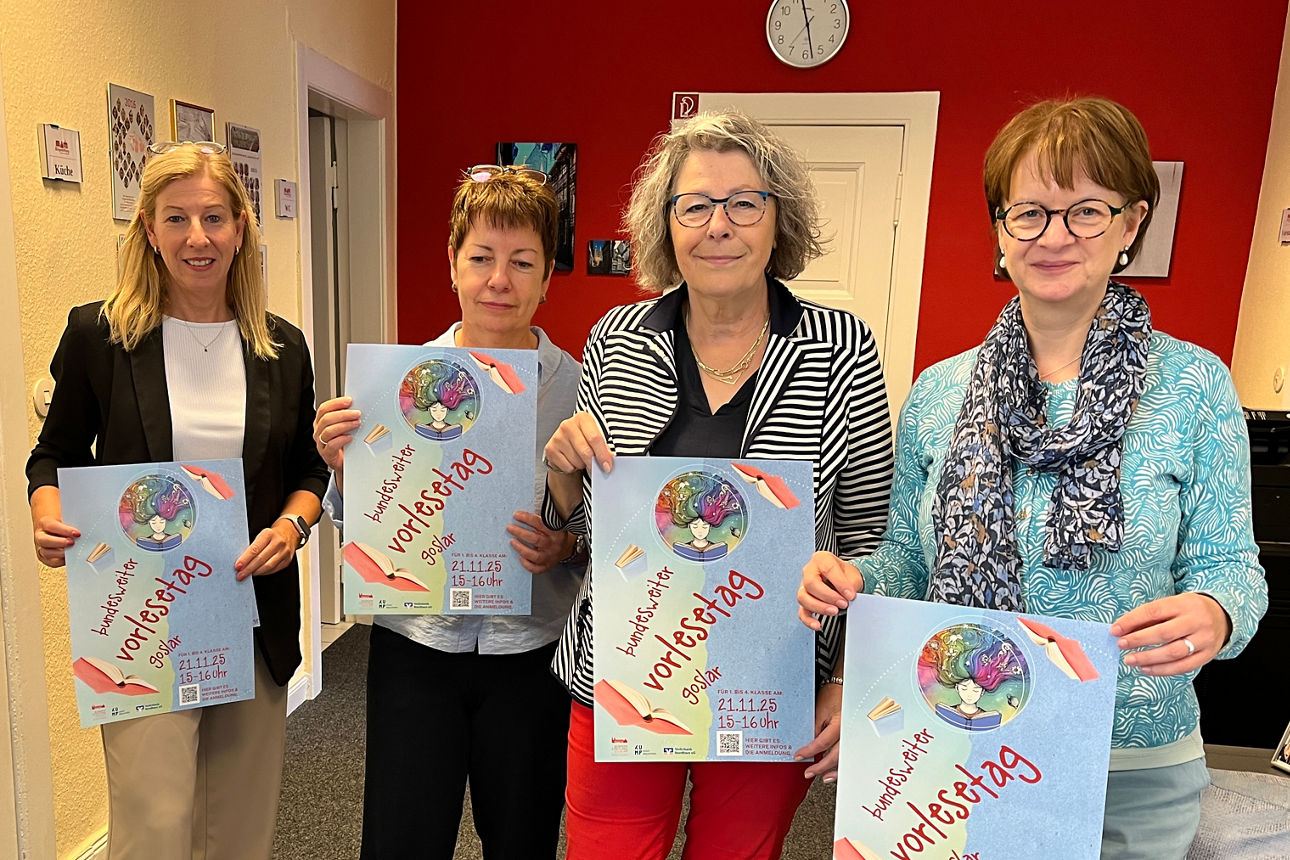 Vier Frauen halten das Plakat zum bundesweiten Vorlesetag in Goslar