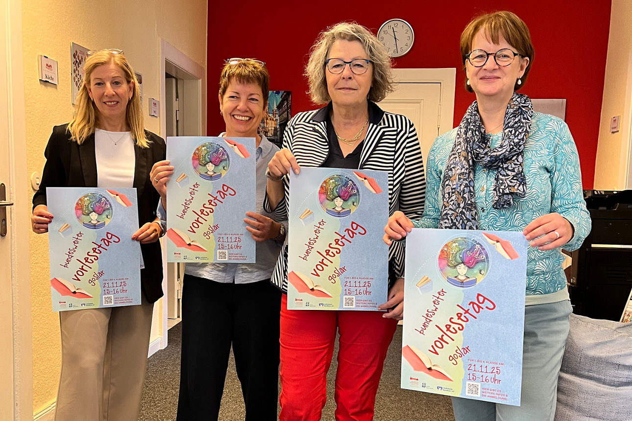 Vier Frauen halten das Plakat zum bundesweiten Vorlesetag in Goslar