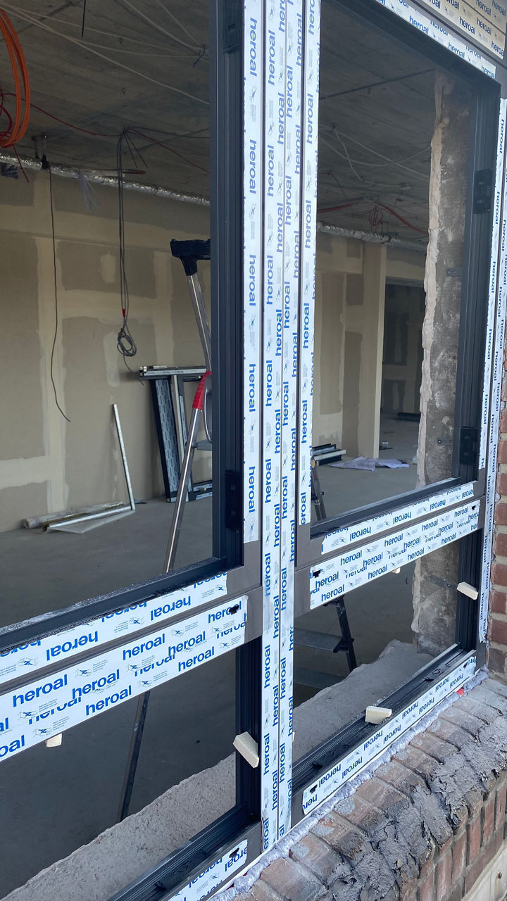 Das Foto zeigt neue Fenster, die eingebaut wurden.