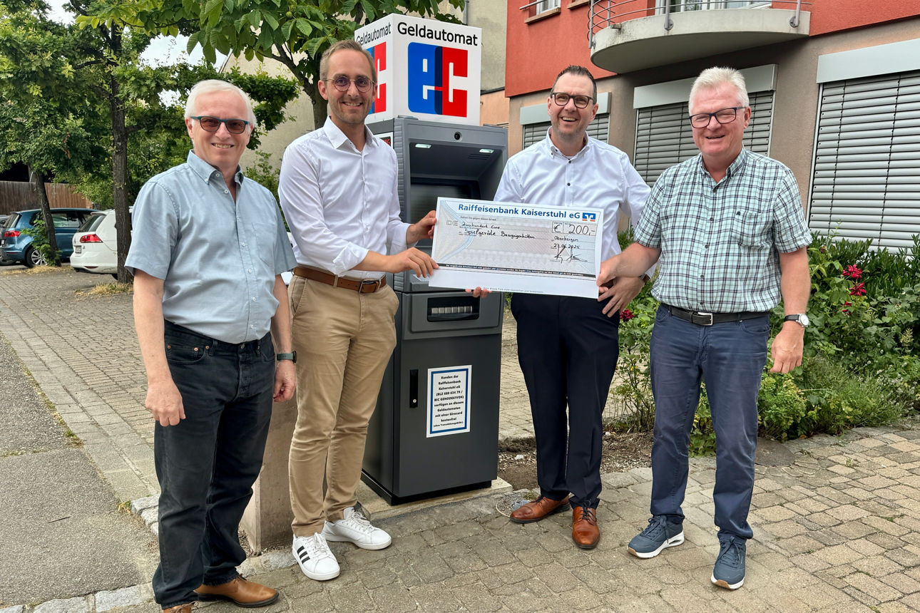 Die Bankvorstände Michael Hettich und Markus Kürz übergeben einen Geldautomaten an die Öffentlichkeit.