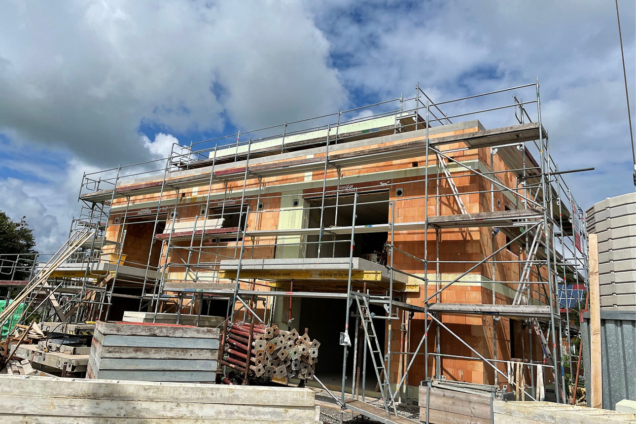 Rohbau mit Baugerüsten