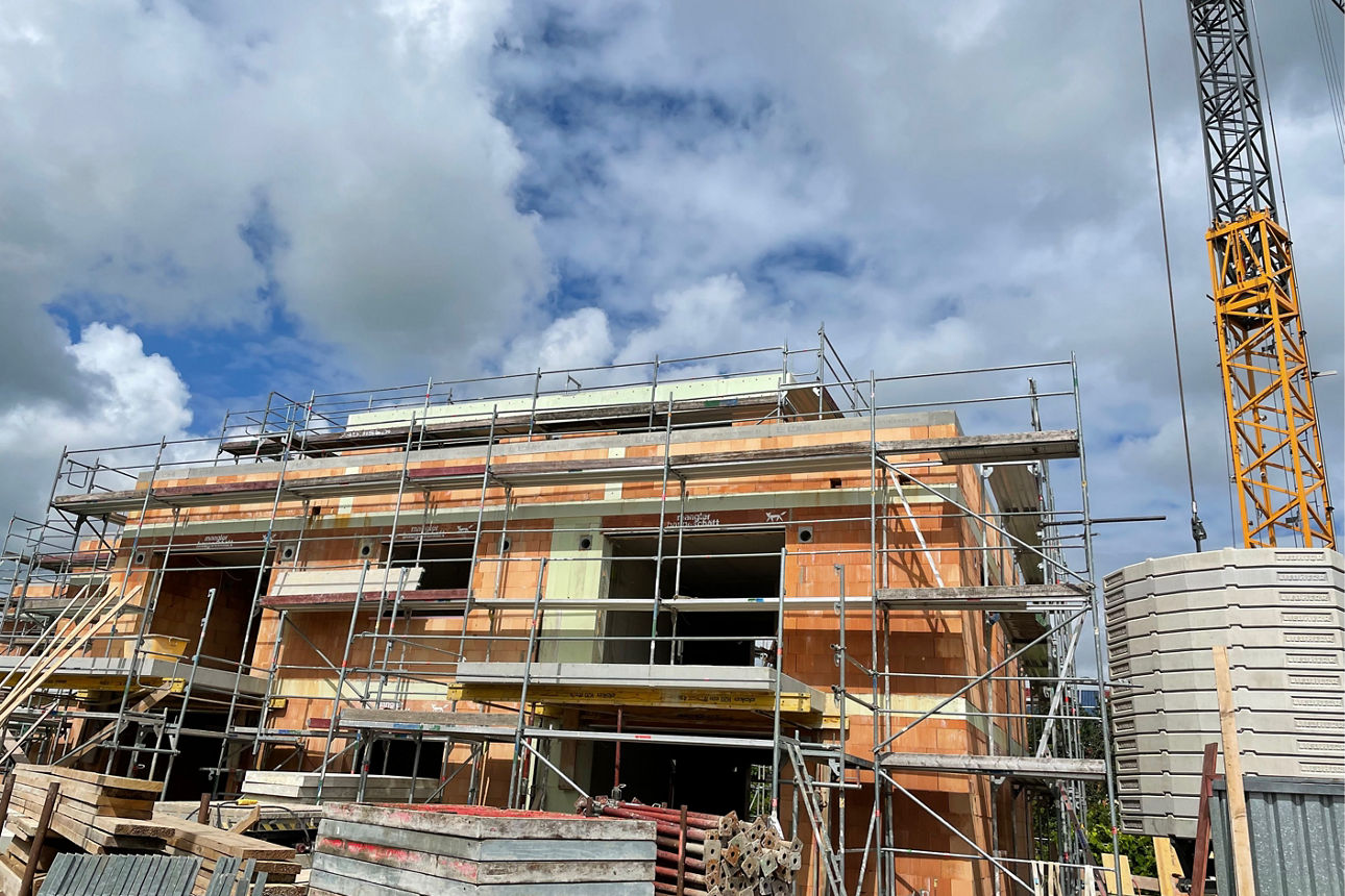 Rohbau mit Baugerüsten