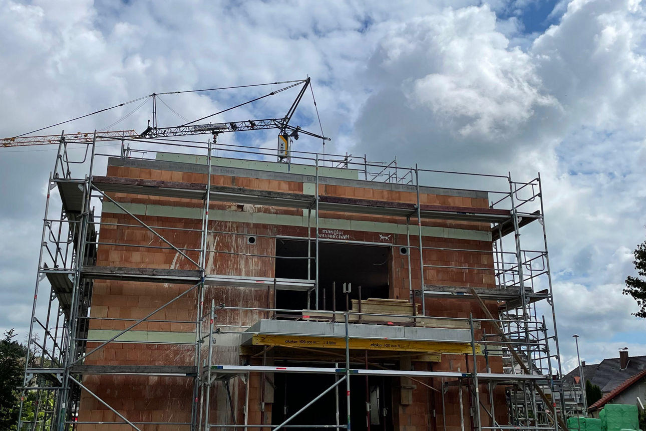Rohbau mit Baugerüsten