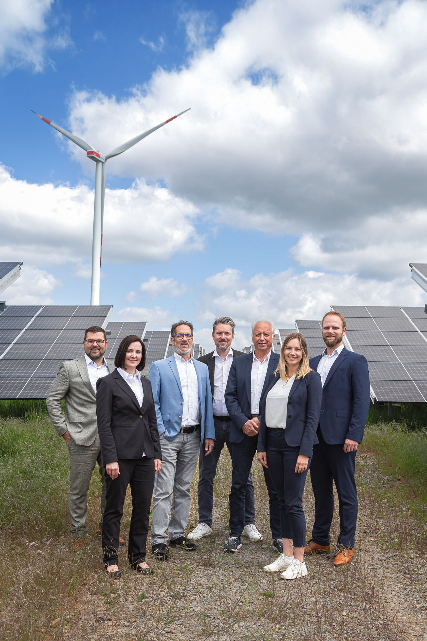 Unsere Mitarbeiter vor einer PV-Anlage