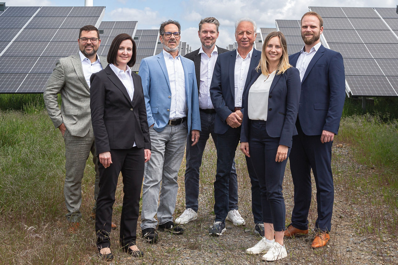 Unsere Mitarbeiter vor einer PV-Anlage