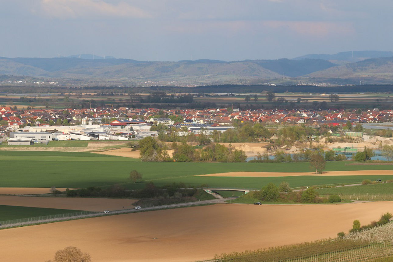 Eine Kinder-Fußballmannschaft in Volksbank-Trikots beim Spiel