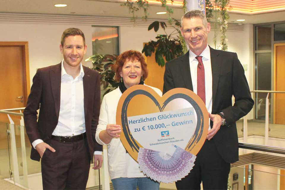 Kundin gewinnt beim Gewinnsparen 10.000 Euro