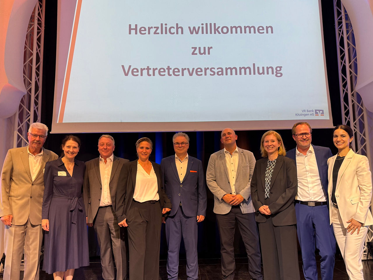 Aufsichtsrat und Vorstand der VR Bank Kitzingen eG bei der Vertreterversammlung