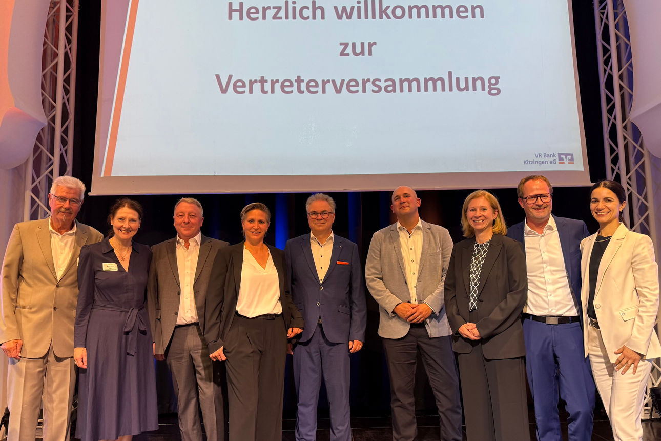 Aufsichtsrat und Vorstand der VR Bank Kitzingen eG bei der Vertreterversammlung