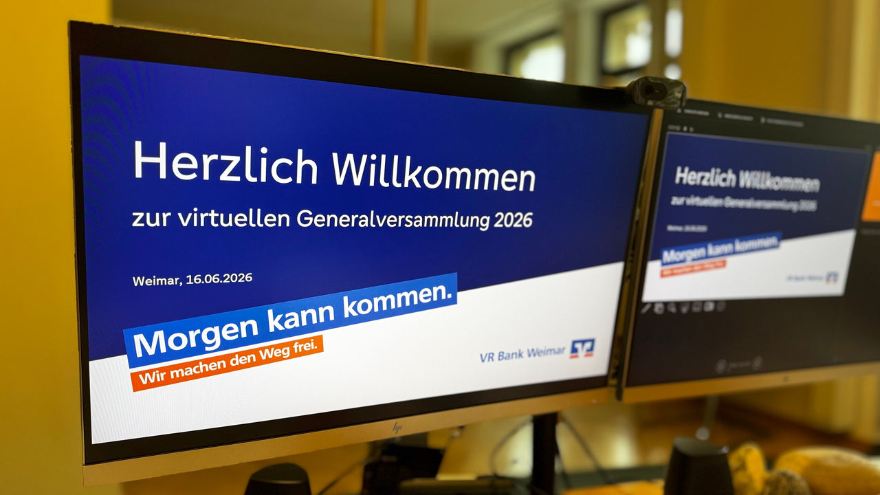 Vorstände der VR Bank Weimar Martin Wagner und Michael Galander gemeinsam mit 10 Teilnehmern der DLRG Weimar im Foyer der DZ Bank