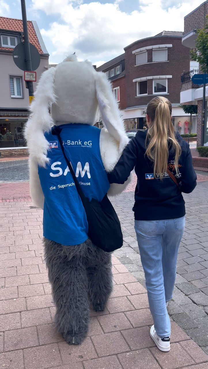 Maskottchen Sam mit Marketingreferentin Natascha Schneider