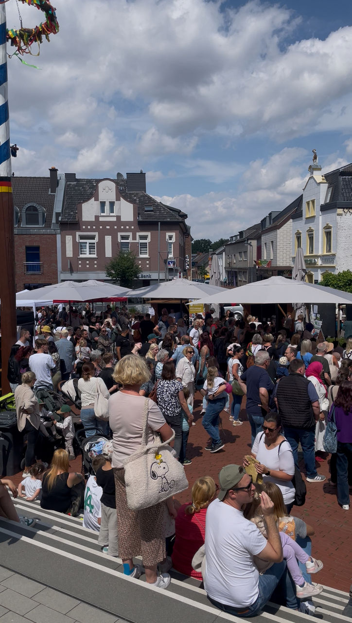 Personen beim Lach-Möwen-Löwen-Tag auf dem Kirchplatz in Baesweiler