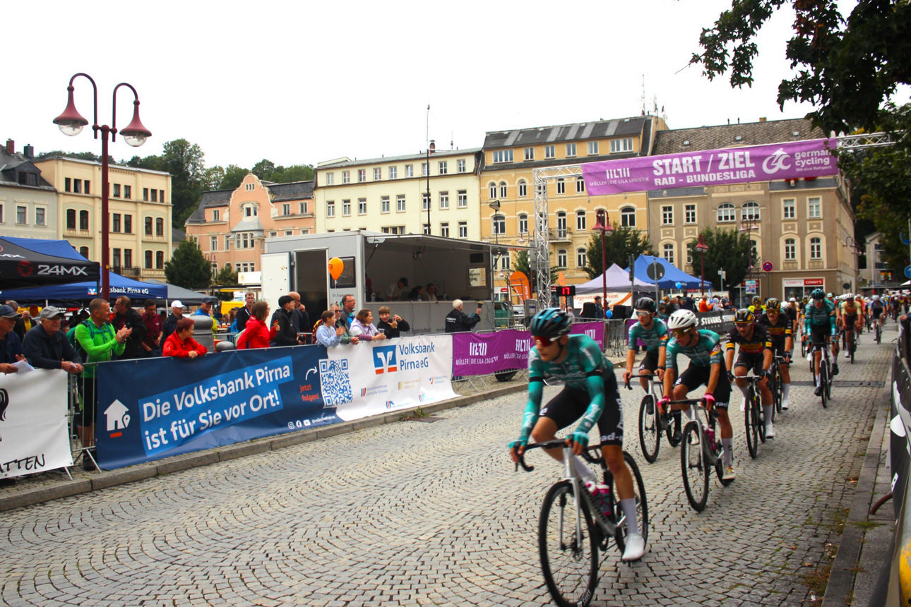 Begleitet vom Applaus der Zuschauer fuhren die Radfahrer mit beeindruckendem Tempo durch die Stadt Sebnitz