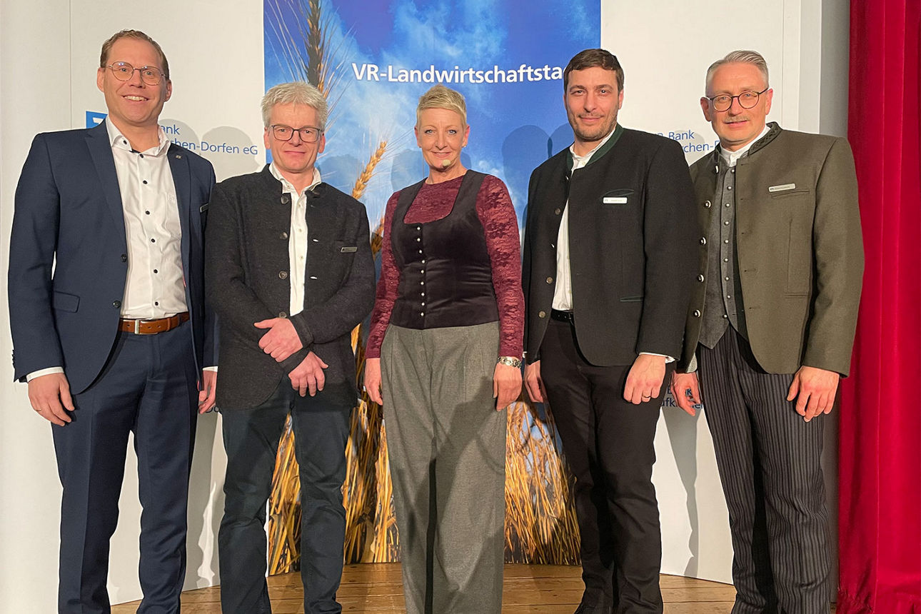 Landwirtschaftsabend VR-Bank Taufkirchen-Dorfen - die fünf Hauptpersonen stehen nebeneinander