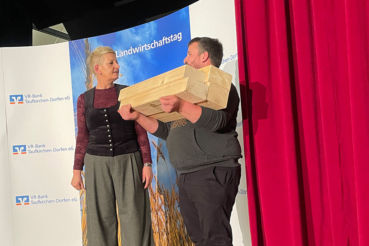 Referentin Landwirtschaftsabend zeigt Beispiel an Besucher