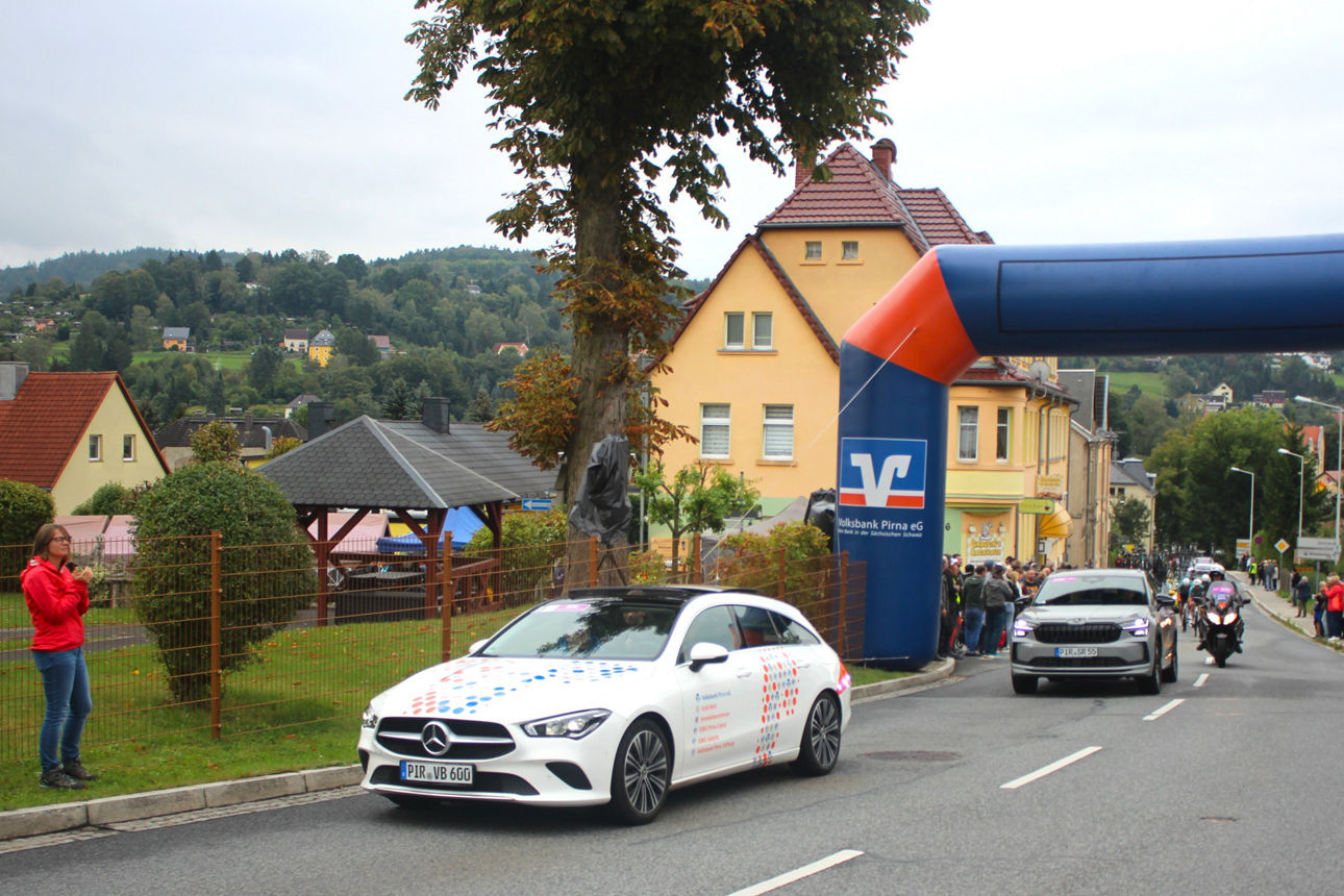 Auf der Strecke dabei: Volksbank Pirna stellte auch eines der Begleitfahrzeuge