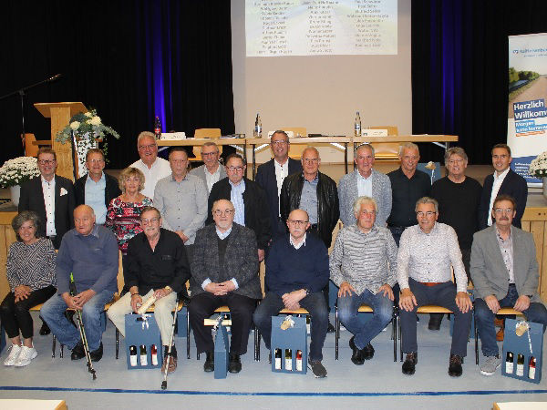 Die Jubilare gemeinsam mit den Vorständen und dem Aufsichtsratsvorsitzenden der Raiffeisenbank Wyhl eG