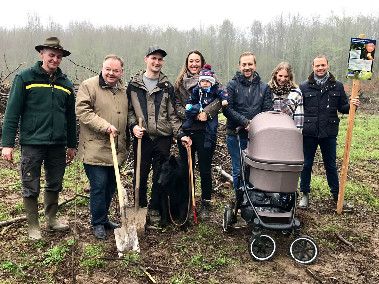 Menschengruppe am Waldrand