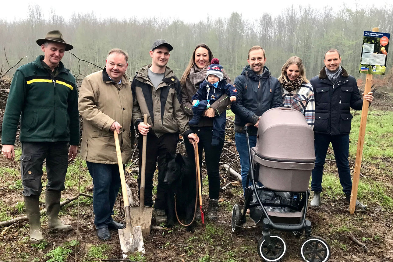Menschengruppe am Waldrand