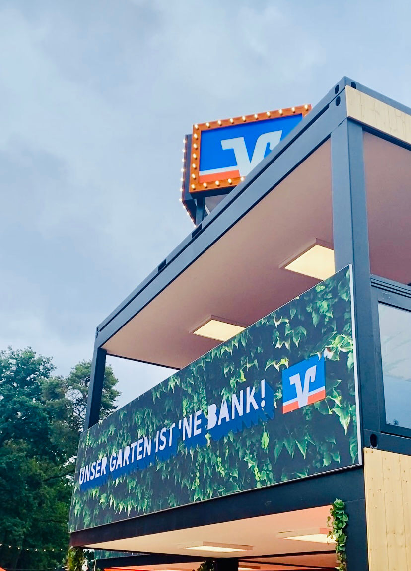 Chill-Out-Garten der Volksbanken Raiffeisenbanken auf dem San Hejmo Festival.