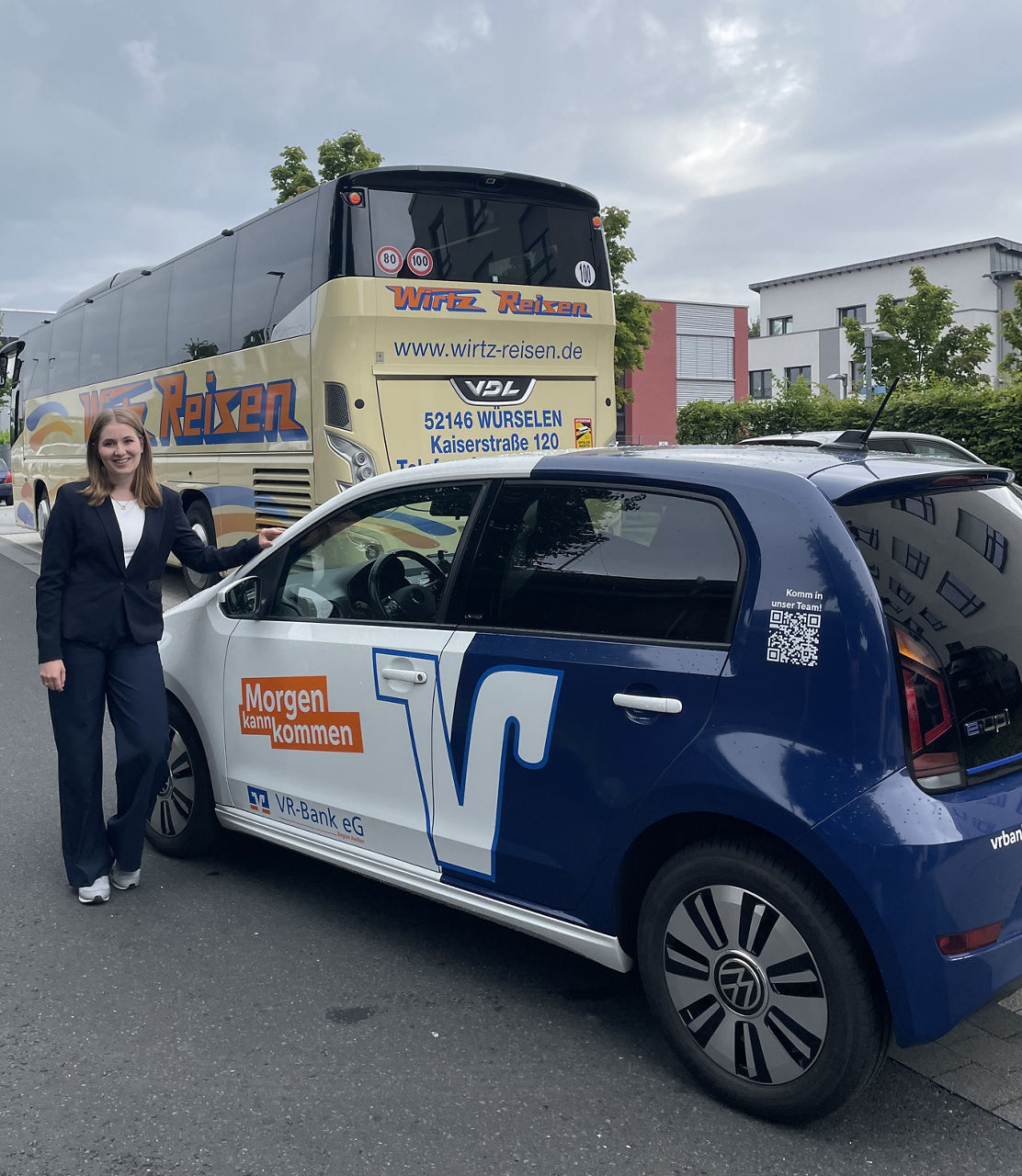 Filialleiterin Kira Braun mit dem Auto der VR-Bank