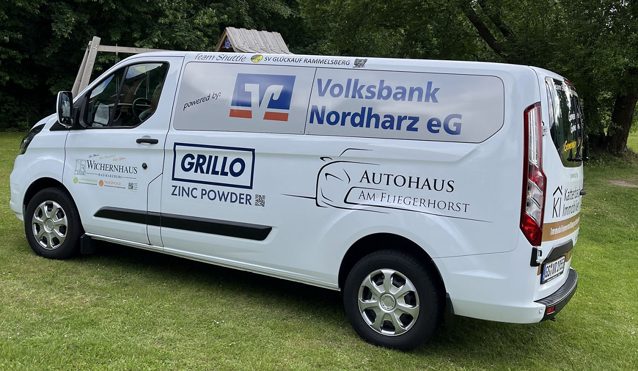 Weißer Kleinbus Werbeaufschriften