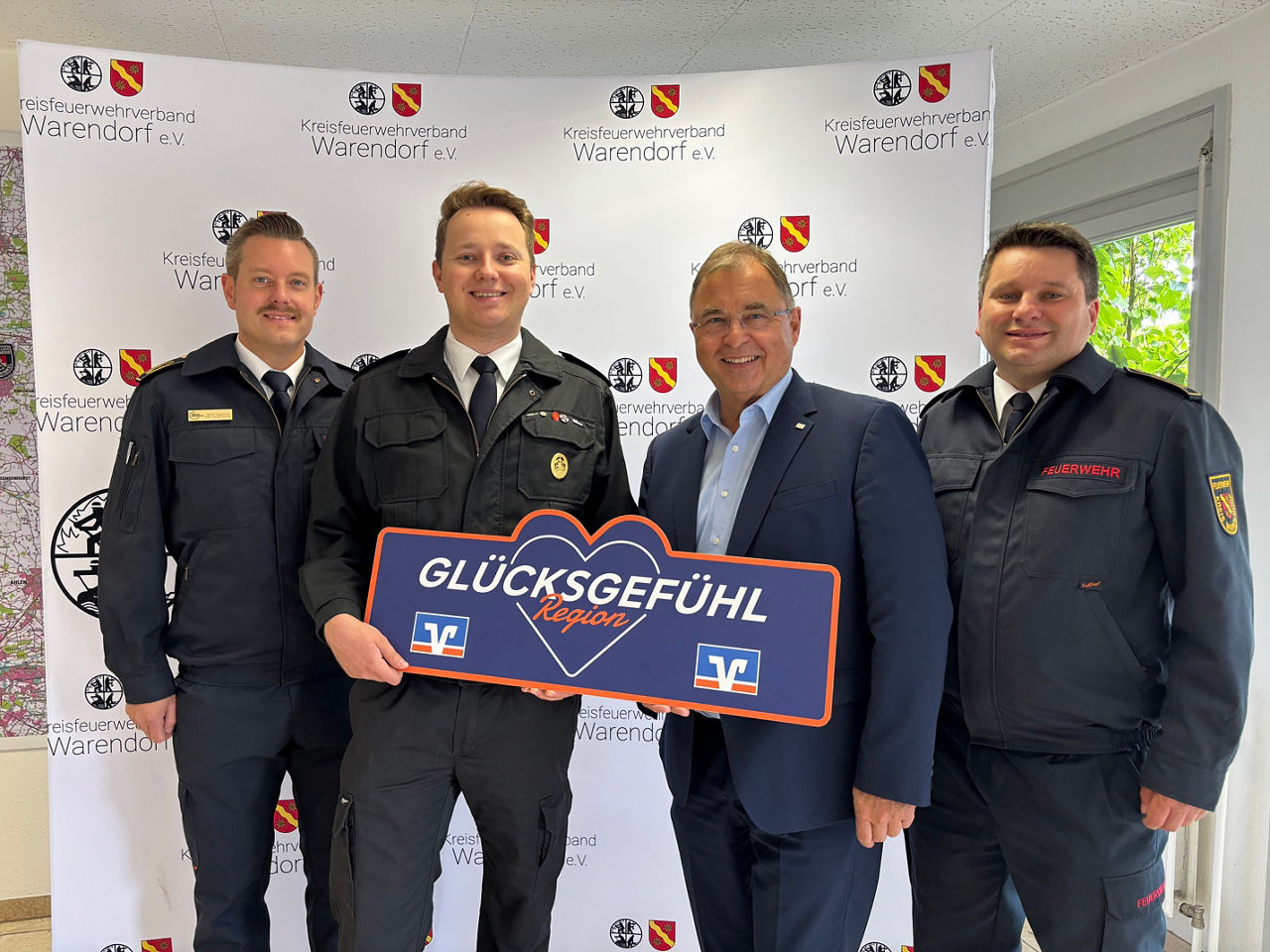 Spendenübergabe durch Thomas Schmidt (3.v.l.) an den Kreisfeuerwehrverband Warendorf.