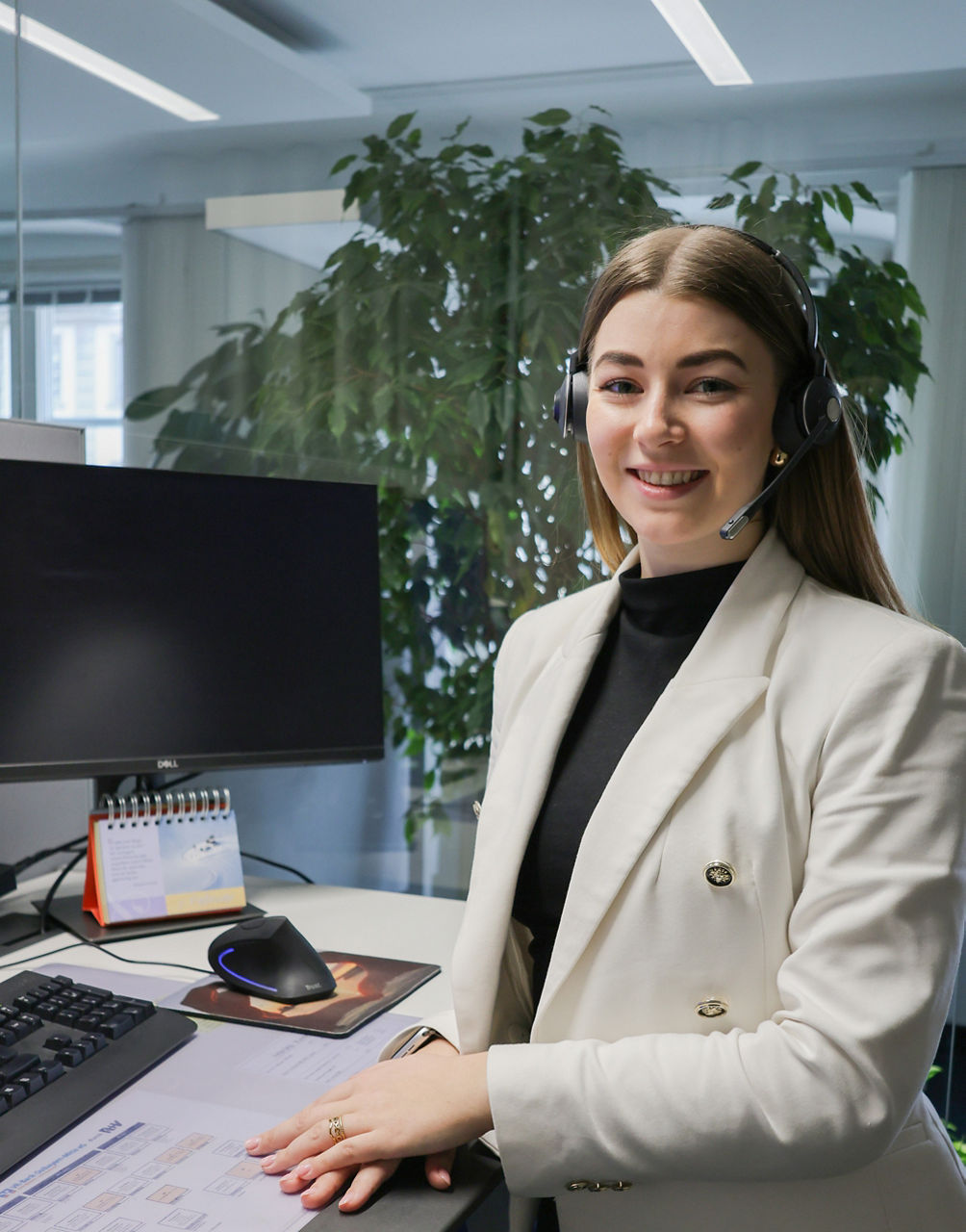 Eine Frau mit Headset auf dem Kopf