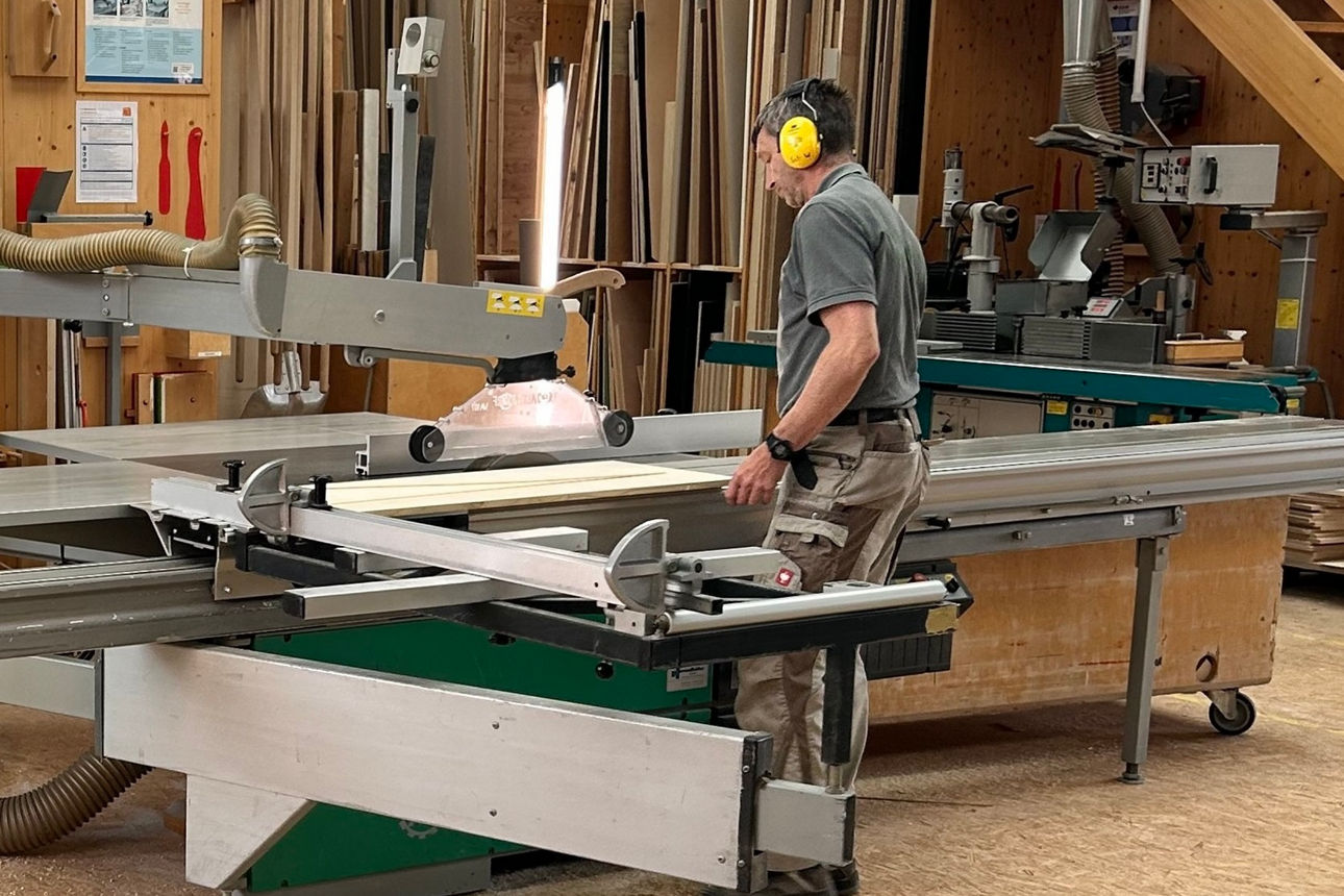 ein Mann arbeitet in einer Werkstatt