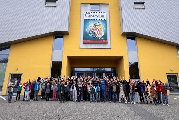 Kinder vor dem Kino